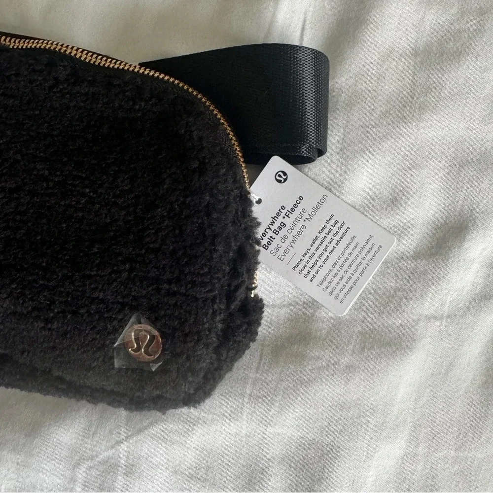 🆕🖤 Lululemon Everywhere Belt Bag Fleece Black Gold